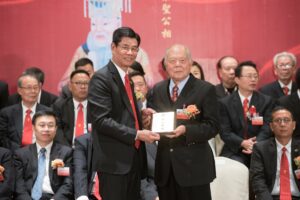 曾昭鎮常務會長接受曾文仲永遠榮譽會長獎座