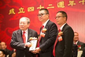 曾樹和理事長及曾漢有監事長接受曾文仲永遠榮譽會長獎座